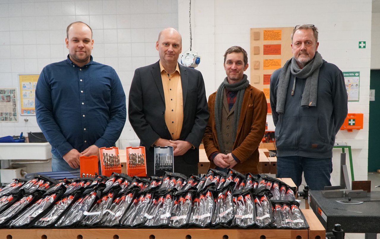 Spendenübergabe in der Sekundarschule (v.l.): Jens Babel (Ausbildungsleiter EURODRILL), Andreas Pikowski (Vertriebsleiter EURODRILL), Stefan Schäfer (Techniklehrer und Berufswahlkoordinator), Christian Otto (stellvertretender Schulleiter) von privat