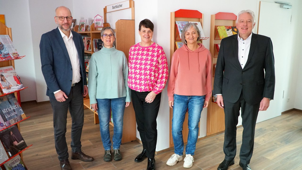 Spendenübergabe in der Buchstube Heinrich Bone (v.l.): Bürgermeister Ulrich Berghof, Barbara Neuhaus Alexandra Meier und Simone Stachelscheid von der Buchstube sowie Ralf Sönnecken (Geschäftsführer EURODRILL) von privat