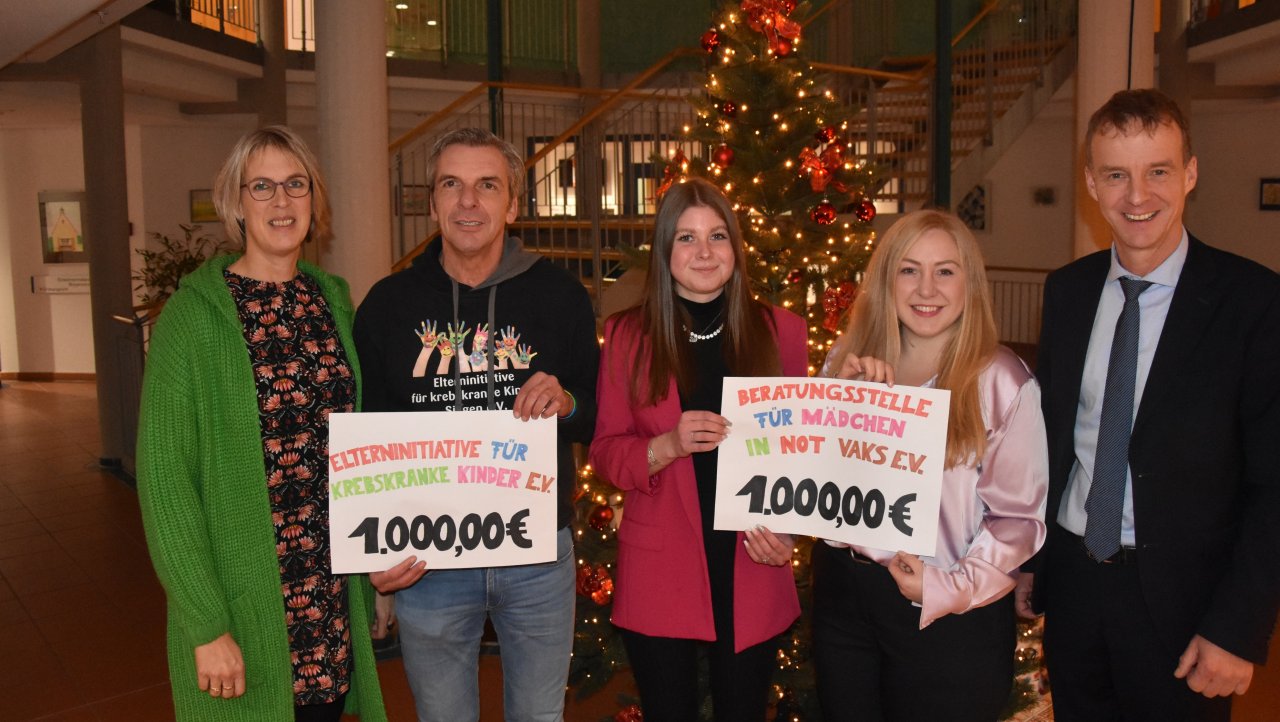 Der Erlös des Wendener Kreativmarkts ist jetzt an zwei soziale Vereine gespendet worden (von links): Organisatorin Nicole Scheibner, Christian Pilz (Elterninitiative für krebskranke Kinder), Marah Fuhrmann und Melissa Thor (Beratungsstelle für Mädchen) sowie Bürgermeister Bernd Clemens. von Gemeinde Wenden