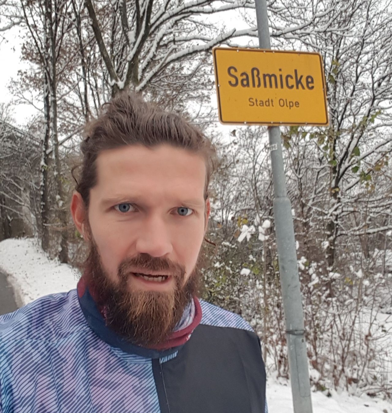 Sebastian Vollmers läuft alle 486 Straßen im Olper Stadtgebiet ab. In den ersten Dezembertagen lief er bei winterlichem Wetter. von privat