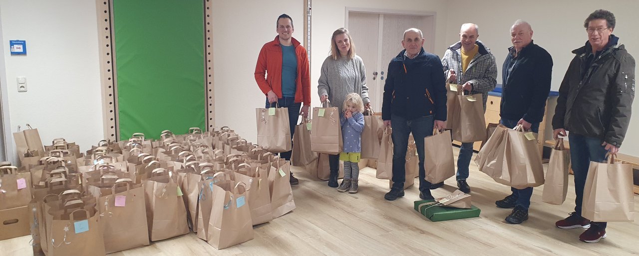 Die Turnhalle der Schatzkiste verwandelte sich in eine Weihnachtswerkstatt, wo der Elternrat liebevoll Päckchen verpackte. Die Ehrenamtlichen des Warenkorbs konnten 127 Päckchen abholen. von privat