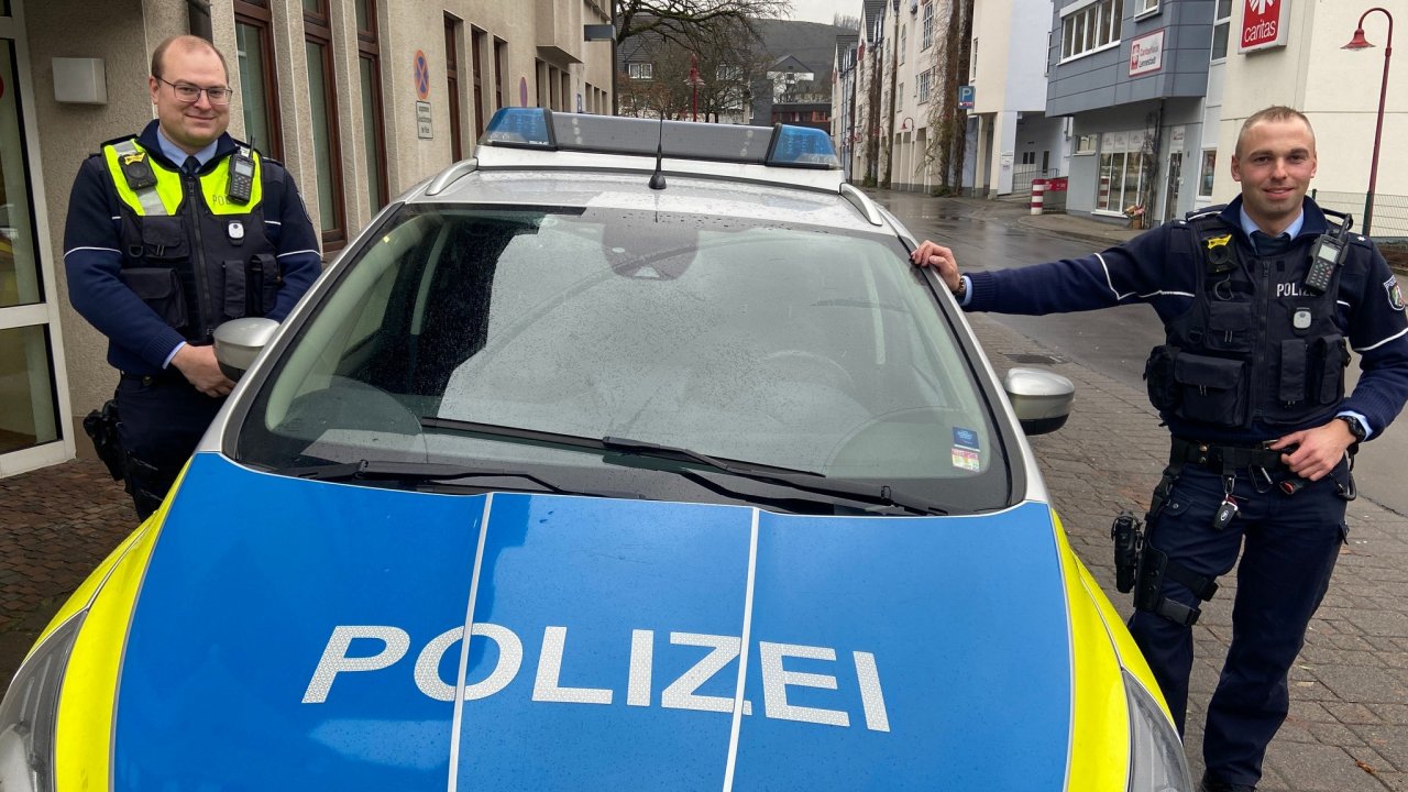 Die beiden Polizeibeamten Daniel Kipp (links) und Jan Sprenger sprachen über ihre Arbeit an Heiligabend. von Nils Dinkel