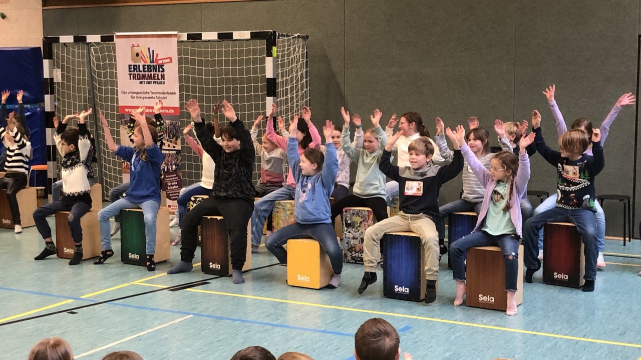 Erlebnistrommeln an der Kirchhundemer Grundschule: Beim Abschlusskonzert zeigten die Schüler, was sie in der Woche gelernt hatten. von privat