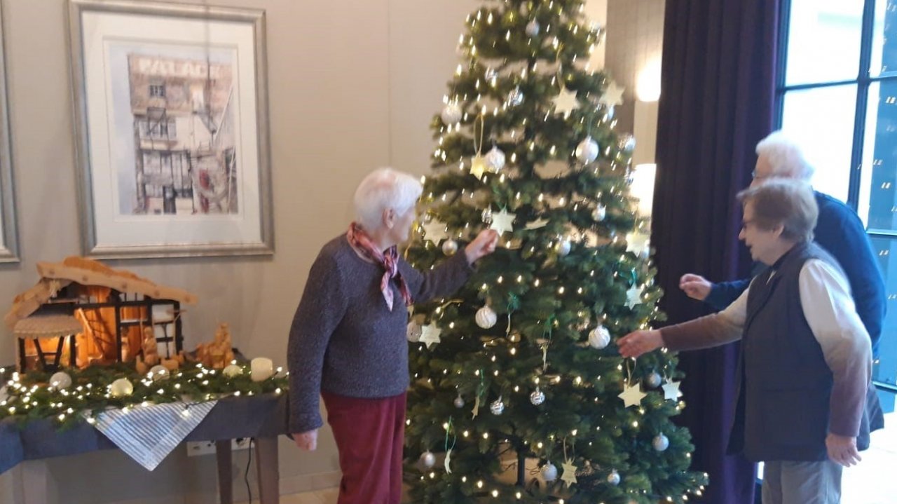 Die Senioren im WohnGut Saalhausen suchten sich Wunschsterne aus und beschenkten ältere Menschen des Warenkorbs Lennestadt. von privat