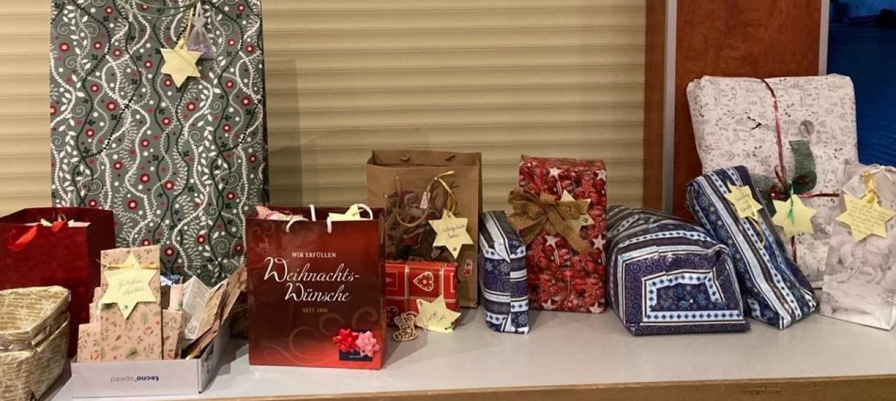 Liebevoll verpackt wurden die Geschenke der WohnGut-Bewohner an die älteren Teilnehmer des Warenkorbs ausgegeben. von privat