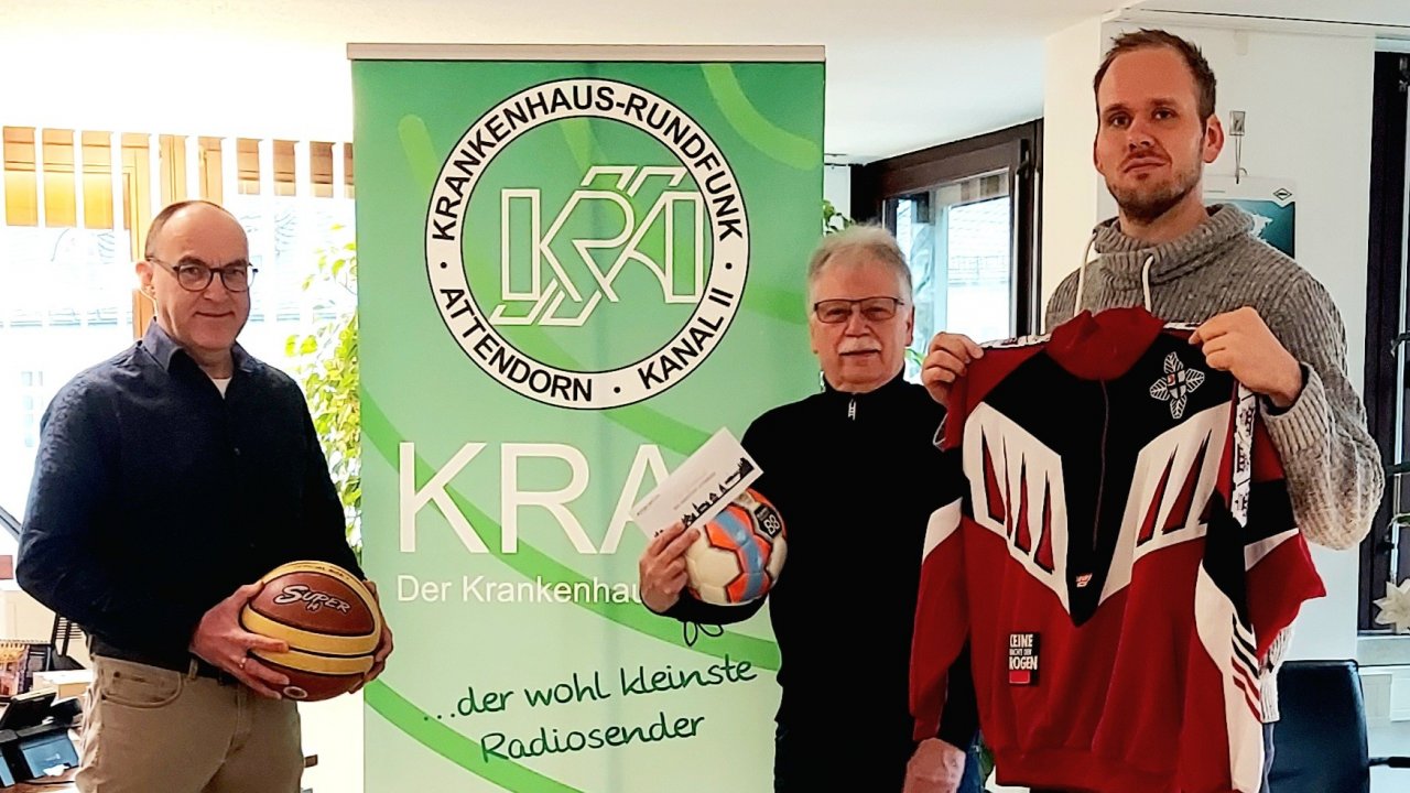Das Team des Krankenhausrundfunks KRA 2 um Rainer Müller (Bildmitte) darf sich über eine Spende in Höhe von 1.000 Euro aus den Händen von Tom Kleine (links) und Jan-Christoph Tump von der nun aufgelösten Betriebssportgemeinschaft Stadtverwaltung/Krankenhaus Attendorn freuen. von privat