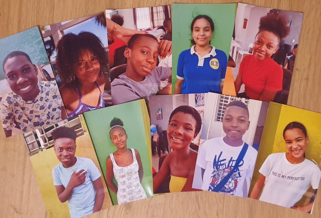 Zehn dominikanische Kinder zwischen 10 und 17 Jahren tauschen Briefe mit den St.-Ursula-Gymnasiasten aus. von Jörg Prüfer