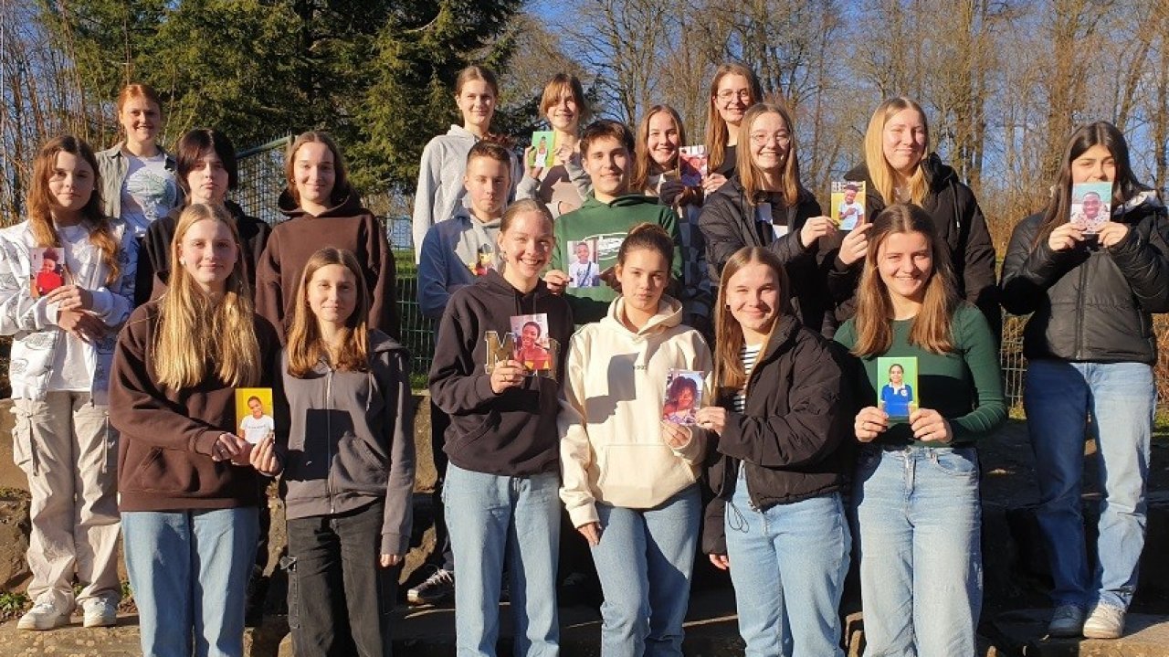 Die Kinder aus der Dominikanischen Republik sind beim Spanischkurs des St.-Ursula-Gymnasiums in den besten Händen. von Doris Kennemann