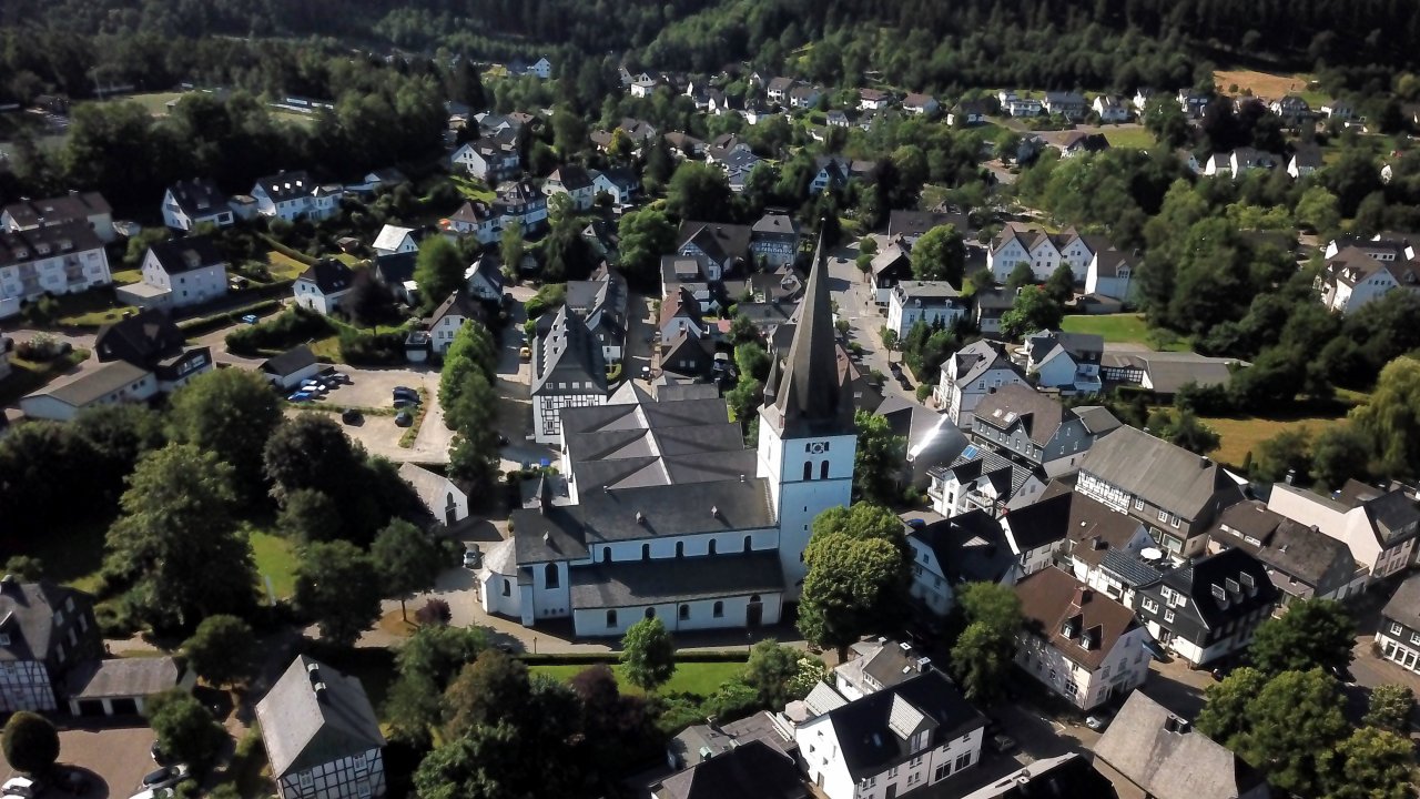 Stadtmitte Drolshagen mit Kirche und Marktplatz. von Thomas Fiebiger