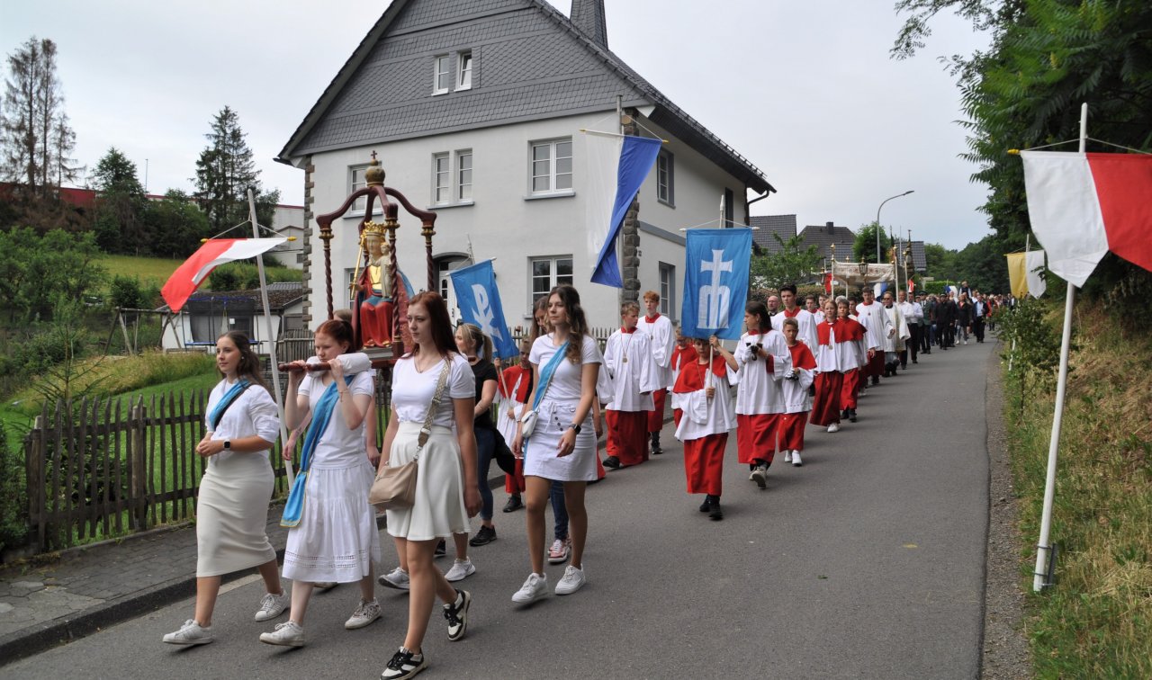 318. Sendschotter Umgang am 1. Juli 2023, hier die Trägerinnen des Gnadenbildes in Germinghausen. von privat