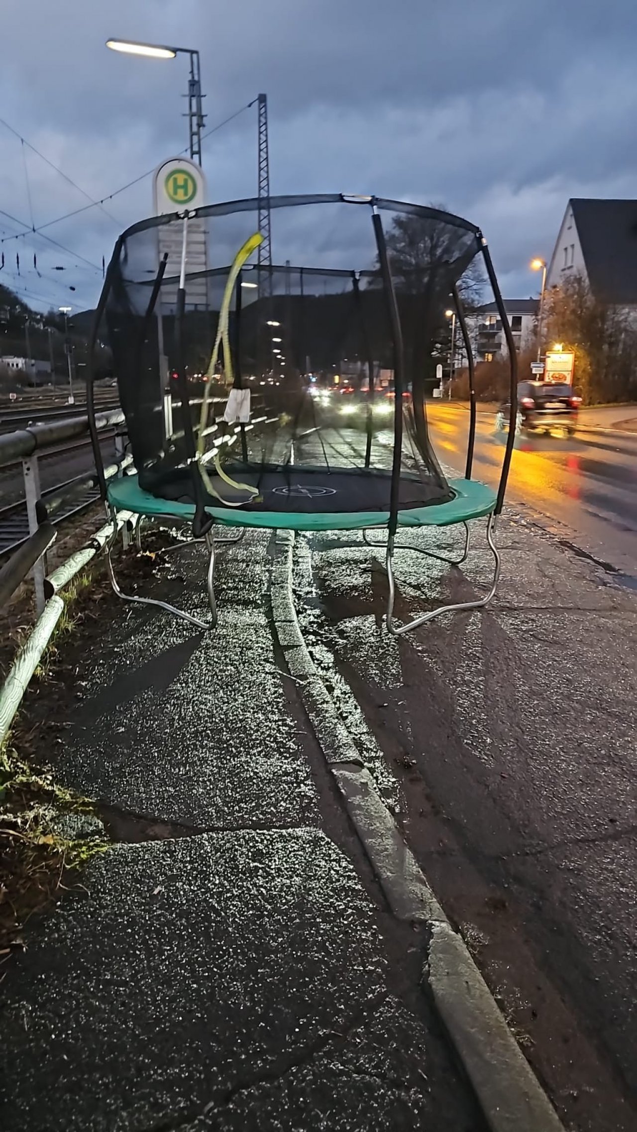 Wegen des Unwetters am Donnerstag, 21. Dezember, flog ein Trampolin von der Lindenstraße auf die Hundemstraße in Altenhundem. von privat