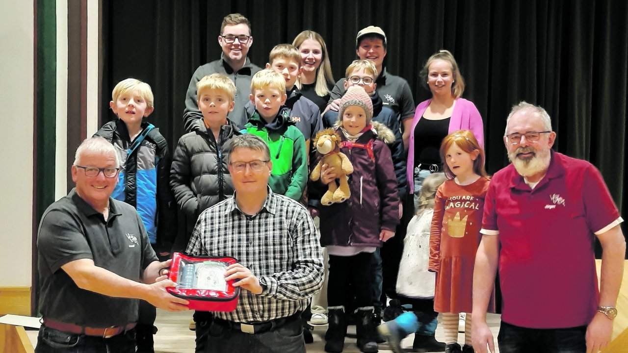 Bei der Defibrillator-Übergabe (vorne von links): Josef Wurm, Alfons Rohrmann (Duarphius) und Jürgen Jost TVO, hinten Kinder und Theaterspieler des TVO von privat