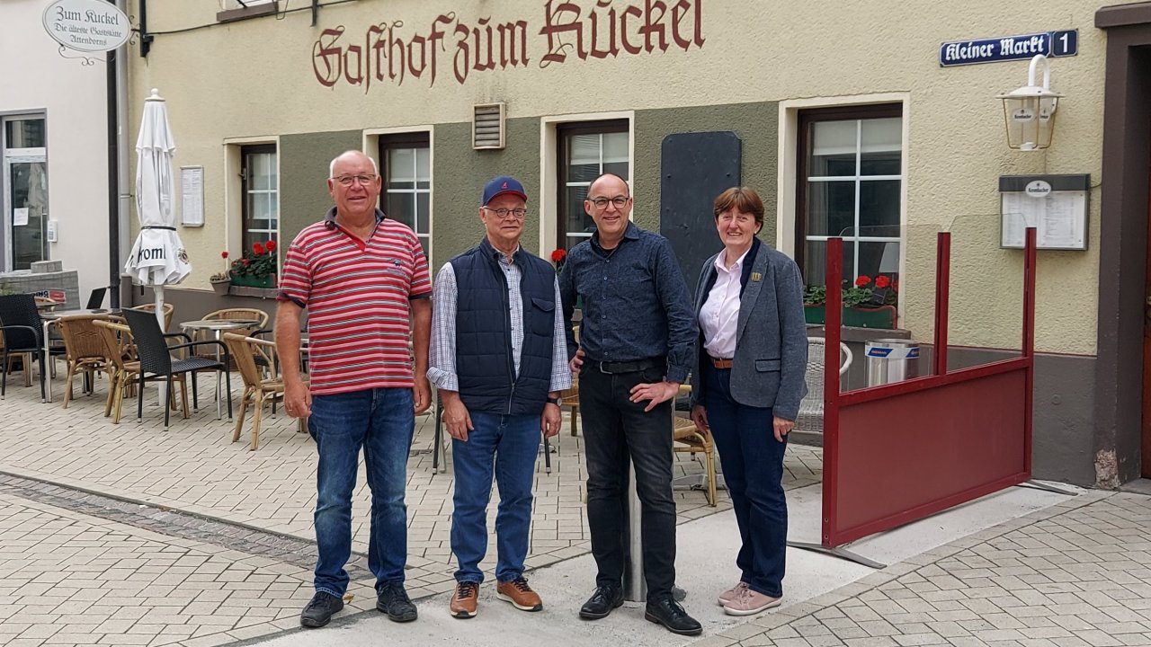 Die Gaststätte „Zum Kuckel“ hat einiges mit der Demokratiebewegung in Attendorn vor 175 Jahren zu tun. Daran erinnern (von links) Peter Höffer, Hermann Hundt, Tom Kleine und Birgit Haberhauer-Kuschel. von Stadt Attendorn