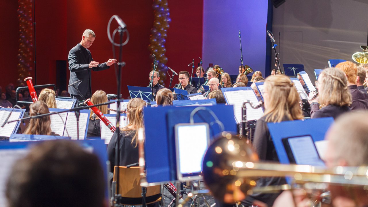 Musikzug der Freiwilligen Feuerwehr Ennest lädt zum Konzert „The Power of People“ - von Gerrit Cramer