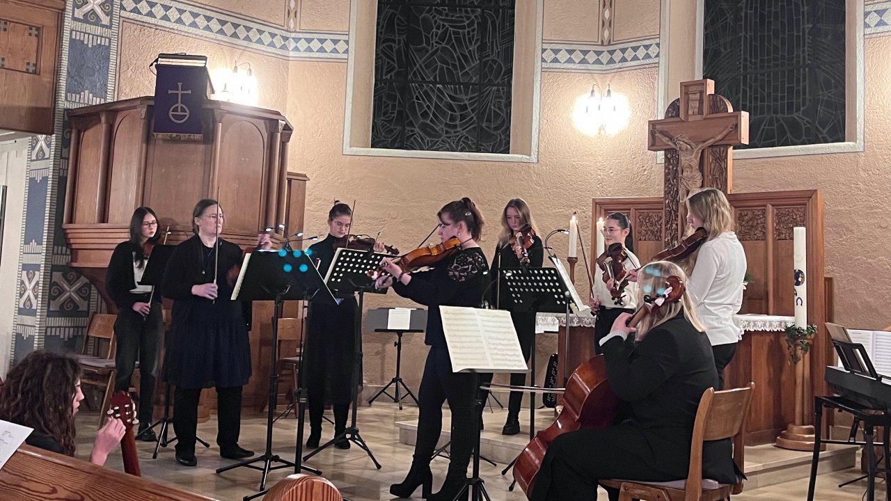 Ein zauberhaftes Konzert der Musikschule Attendorn begeisterte am zweiten Adventssonntag die Zuhörer in der evangelischen Erlöserkirche. von privat