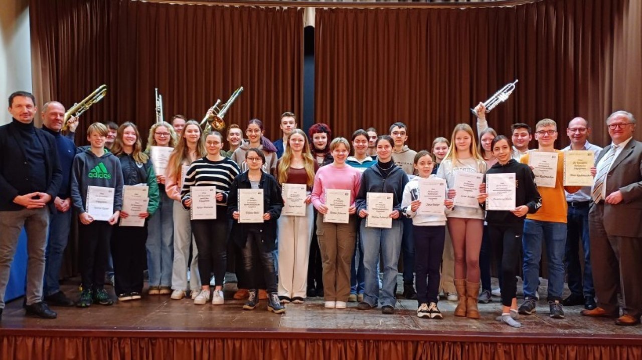 Der Förderverein des Städtischen Gymnasiums in Olpe hat Schülerinnen und Schüler für ihr außergewöhnliches Engagement geehrt. von privat
