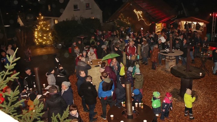 Das vorweihnachtliche Konzert des Musikzuges Bergerhof lockte viele Gäste auf den Platz vor der...