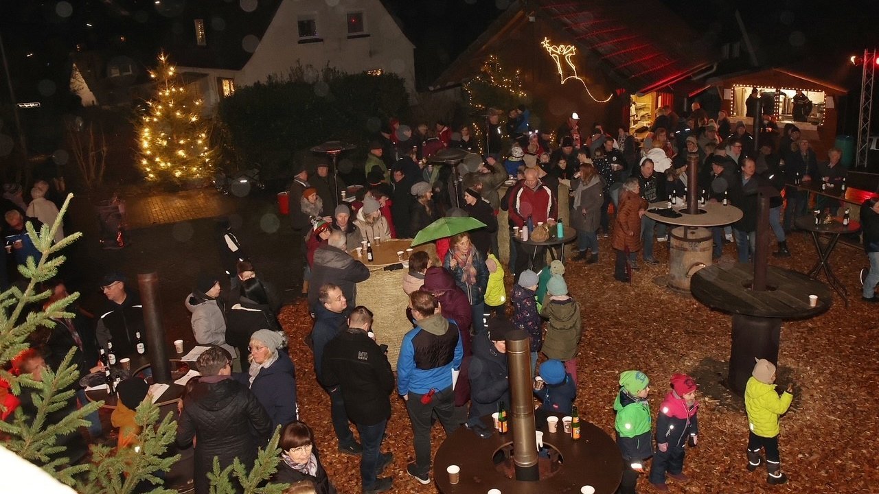 Das vorweihnachtliche Konzert des Musikzuges Bergerhof lockte viele Gäste auf den Platz vor der alten Schule. von privat