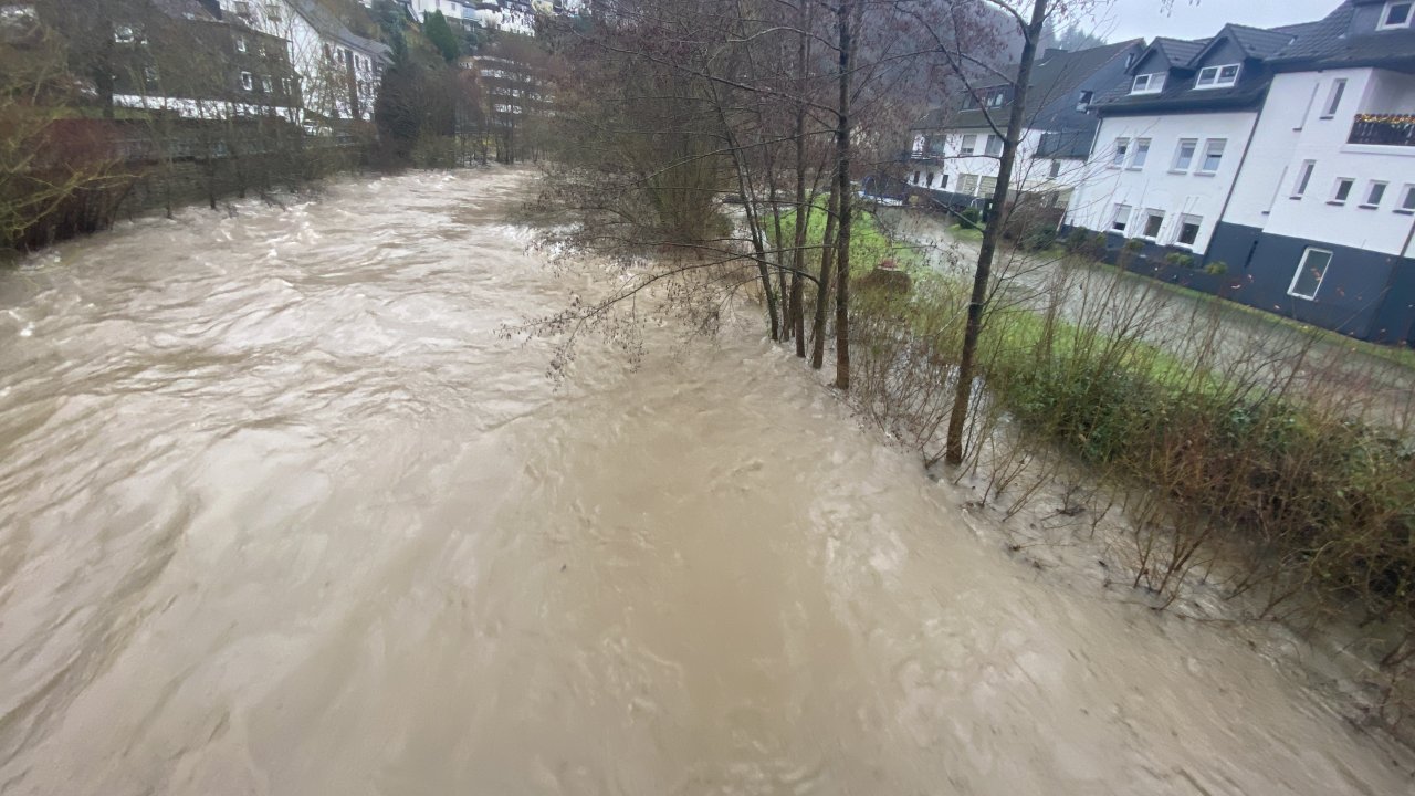 Aus der Lenne ist ein reißender Fluss geworden, der an vielen Stellen, wie beispielsweise in Meggen, über die Ufer tritt. von Nils Dinkel