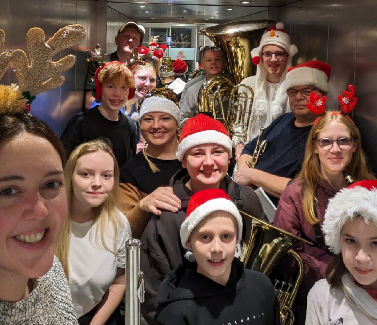 Die (Jung-) Musiker des Musikvereins Bilstein statteten Hospiz und Josefinum in Altenhundem einen vorweihnachtlichen Besuch ab. von privat