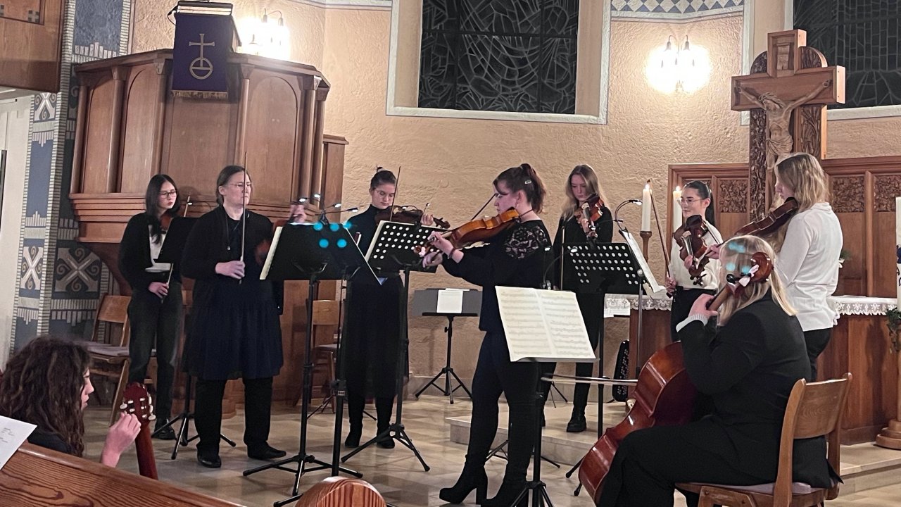 Ein zauberhaftes Konzert der Musikschule Attendorn begeisterte am zweiten Adventssonntag die Zuhörer in der evangelischen Erlöserkirche. von privat
