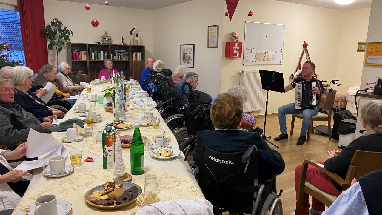 Alexander Rieder sorgte im GFO-Seniorenheim St. Matthäus Rüblinghausen für eine musikalische Überraschung an Heiligabend. von privat
