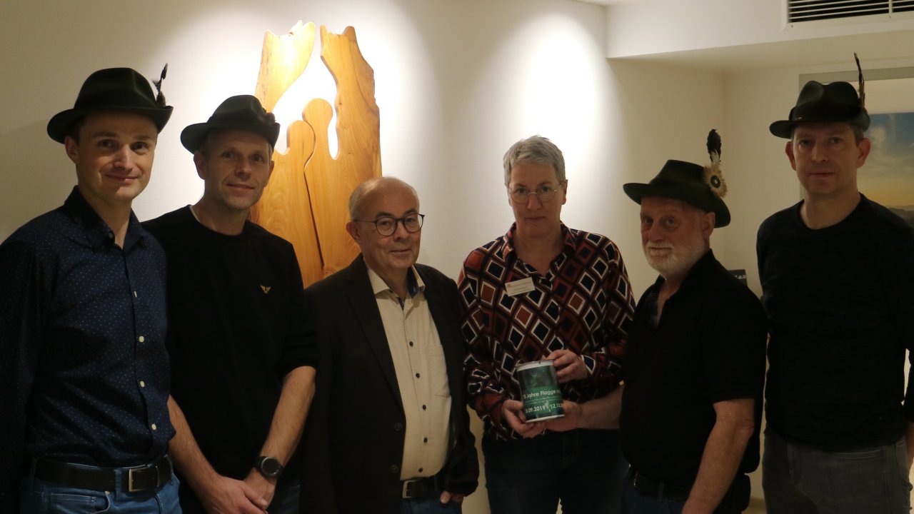 Vertreter der Schützenbruderschaft Oedingen überreichten die Spendendose an Gabriele Hohmann (3.v.r.) und Martin Schäfer (3.v.l.) vom St.-Elisabeth-Hospiz. von privat