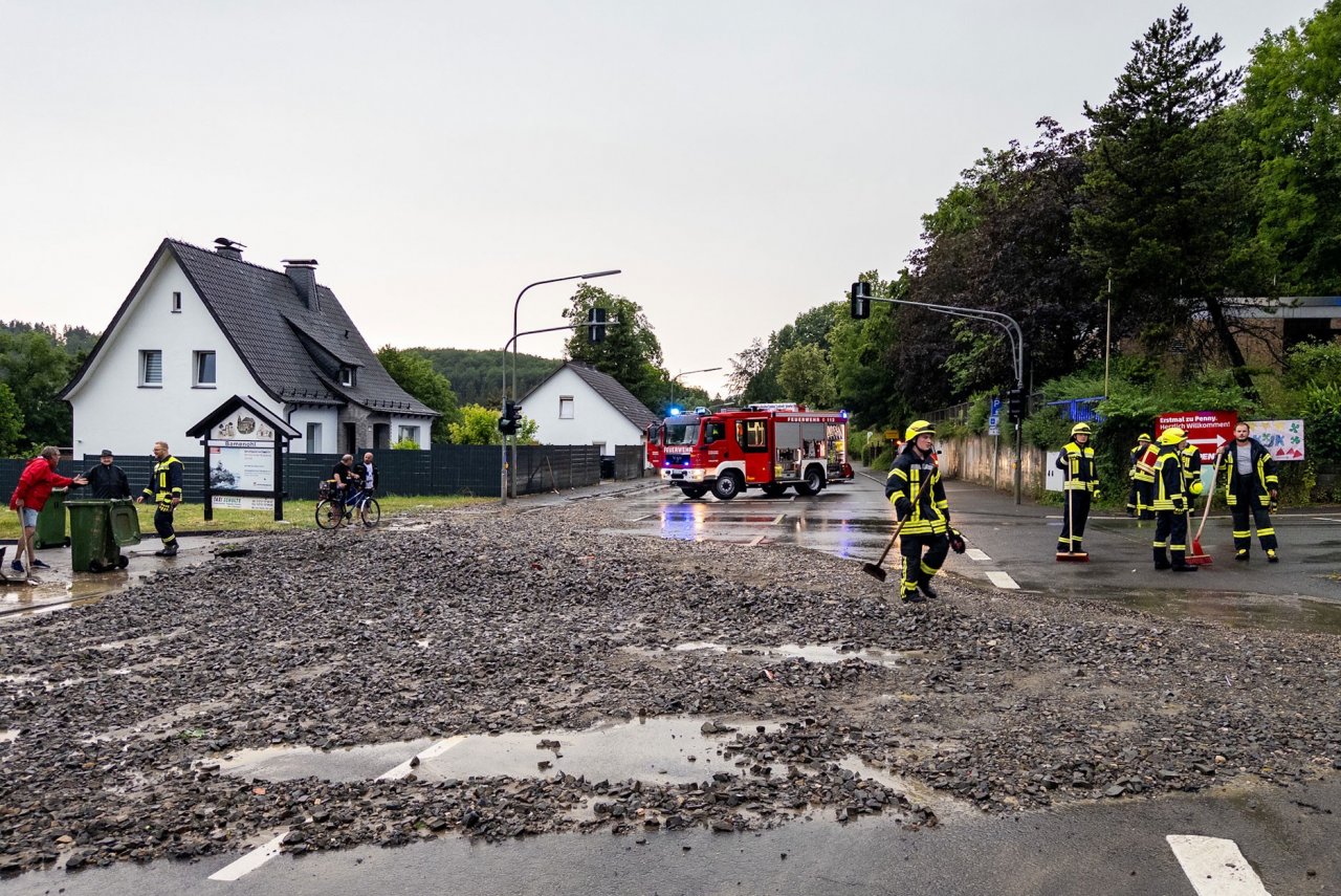 Feuerwehreinsatz auf der B 236 wegen des Unwetters am Donnerstag, 22. Juni.. von Feuerwehr Finnentrop
