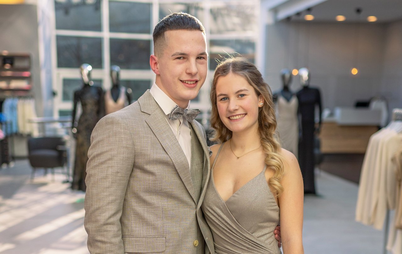 Lena Becker und Tobias Holdreich vom St.-Franziskus-Gymnasium Olpe waren die Gewinner der Abiball-Aktion 2023. von Tine Schmidt