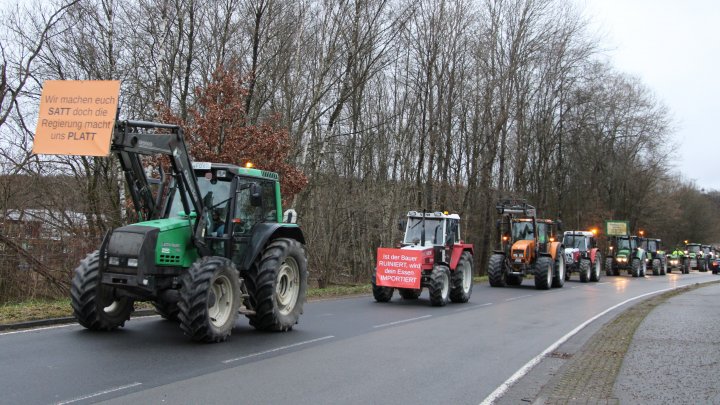 Mit mindestens 200 Traktoren und Lastwagen machten sich Landwirte und Vertreter anderer Branchen...