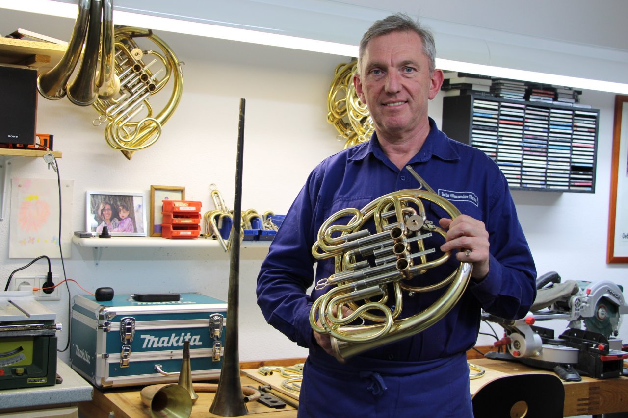 Markus Hupertz aus Neuenkleusheim ist Metallblasinstrumentenbauer. Über die Jahre hat er sich auf Waldhörner spezialisiert. von Lorena Klein