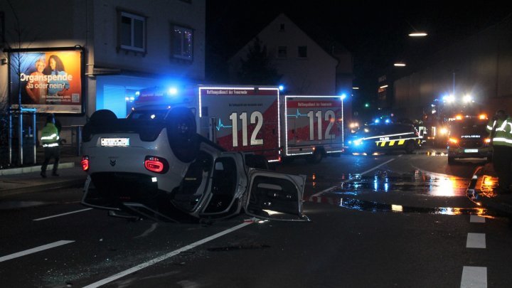 Auto Landet Auf Dem Dach - Zwei Verletzte Und 28.000 Euro