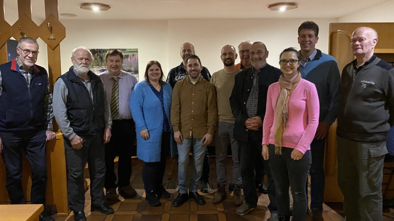 Fischereifachgespräch im Gasthof Zeppenfeld (von links): Walter Marcus, Gerd Massing, Jochen Sauermann, Annemarie Sauermann, Rudi Bauer, Martin Engel, Johannes Schrage, Wolfgang Solbach, Manfred Hesener, Judith Lütticke, Paul Sieler und Willi Stuff. von privat