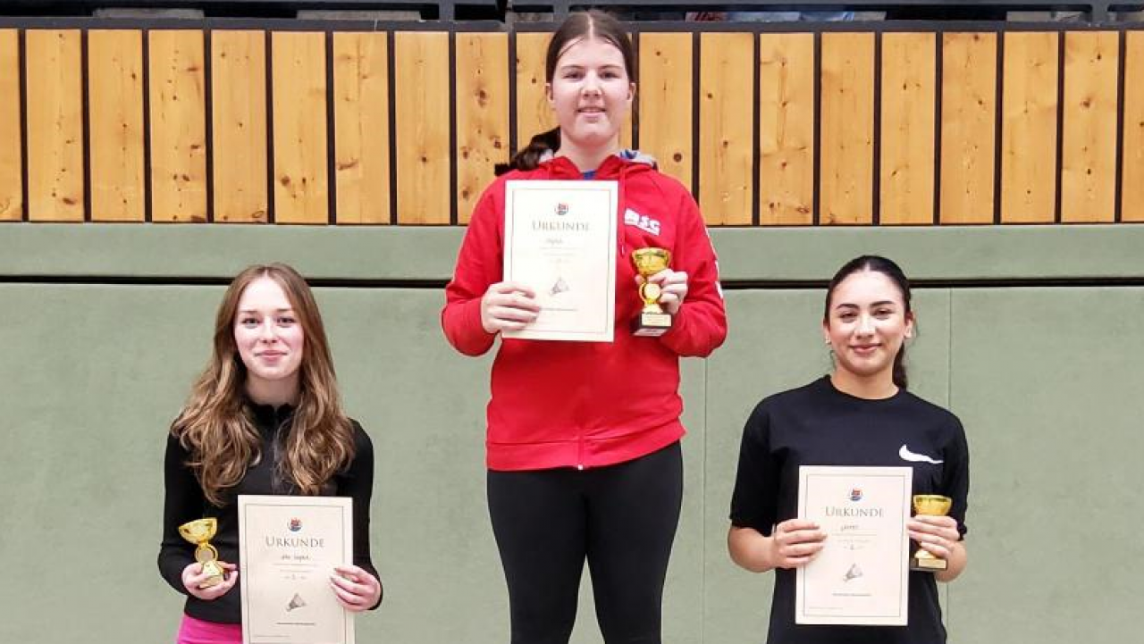 Die Siegerinnen bei den Mädchen aus den Jahrgängen 9 und 10. Glückliche Gewinnerin wurde Sophia Herberholt. von privat