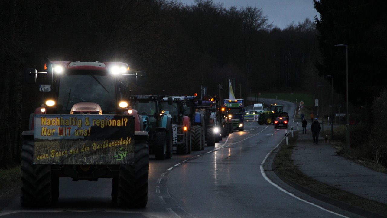 Mit mindestens 200 Traktoren und Lastwagen machten sich Landwirte und Vertreter anderer Branchen von Hünsborn aus auf den Weg zur Demonstration in Siegen. von Lorena Klein