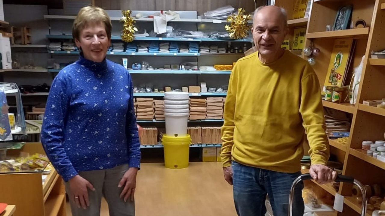 Der Imkerverein Altenhundem spendete 220 Gläser Bienenhonig für den Warenkorb Altenhundem von privat