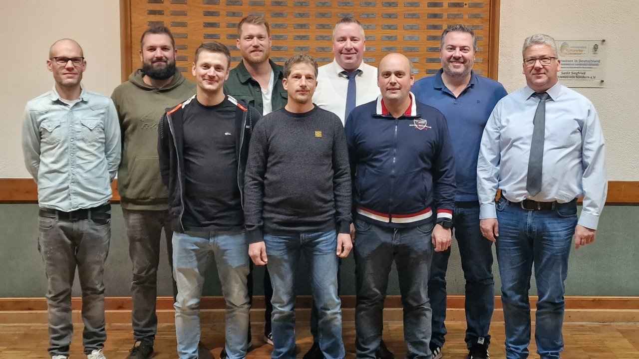 Die Vorstandsmitglieder Sven Schmidt, Robin Käseberg, Björn Horn, Mike Schmitt, Sebastian Rawe, Matthias Keßler (hinten von links), Niko Käseberg, Christian Brand, Dennis Stumpf (vonre von links). von privat