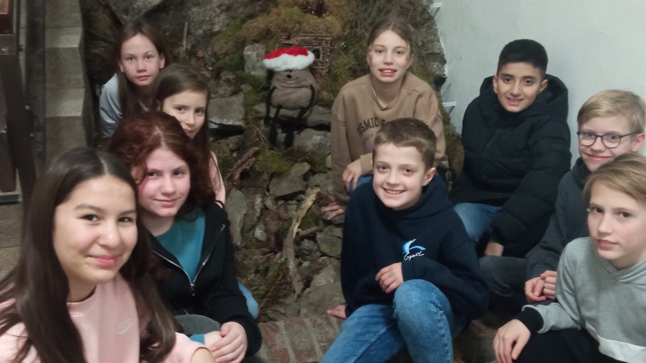 Schüler der Jahrgangsstufe 5 vor der „Wohnung“ des „Gyms“ am Städtischen Gymnasium. von privat