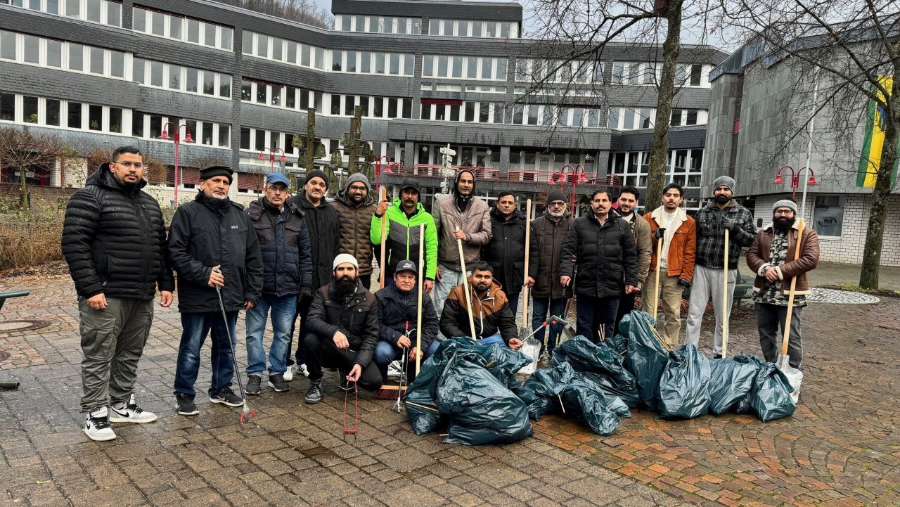 Die Ahmadiyya Muslim Gemeinde machte Altenhundem an Neujahr sauber. von privat