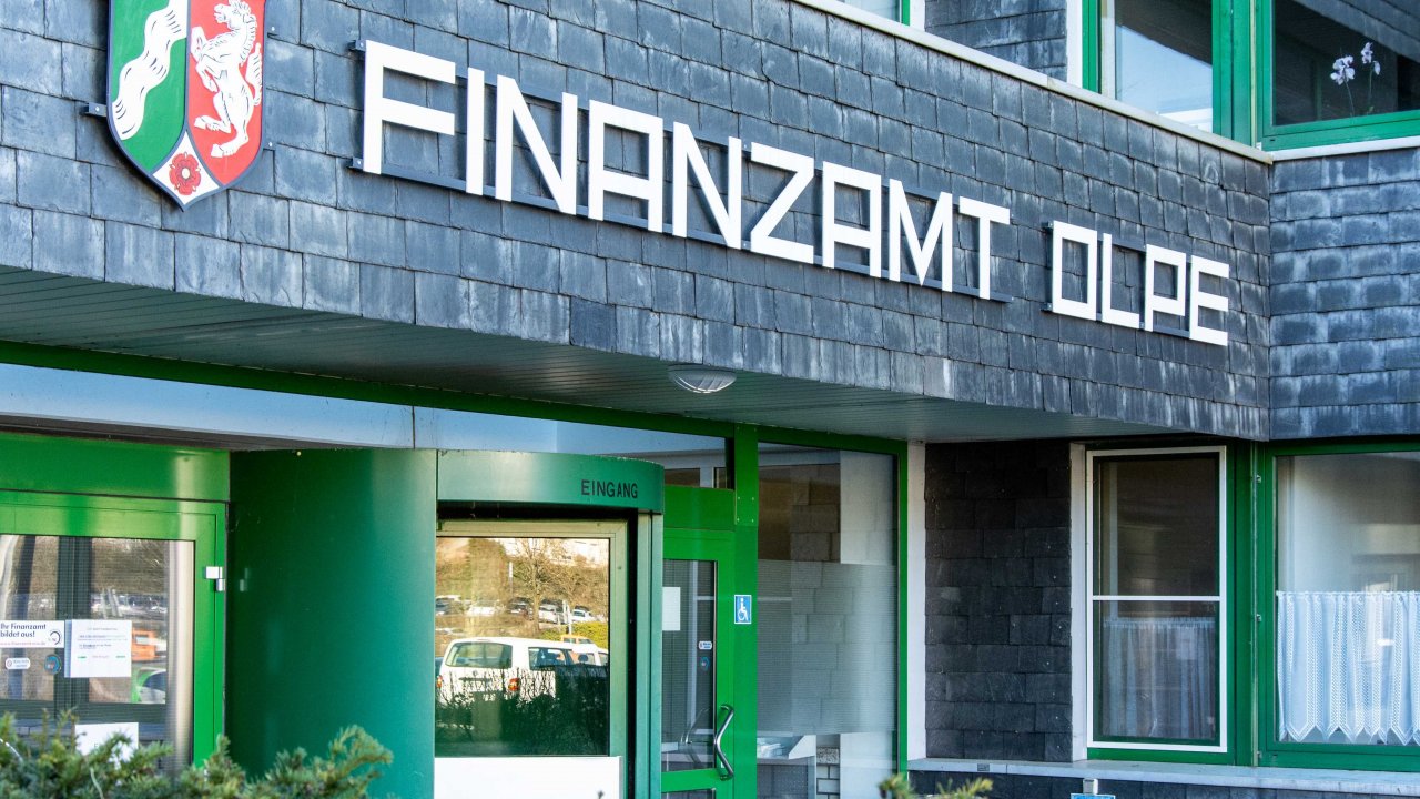Das Gebäude des Finanzamtes Olpe. von Nils Dinkel
