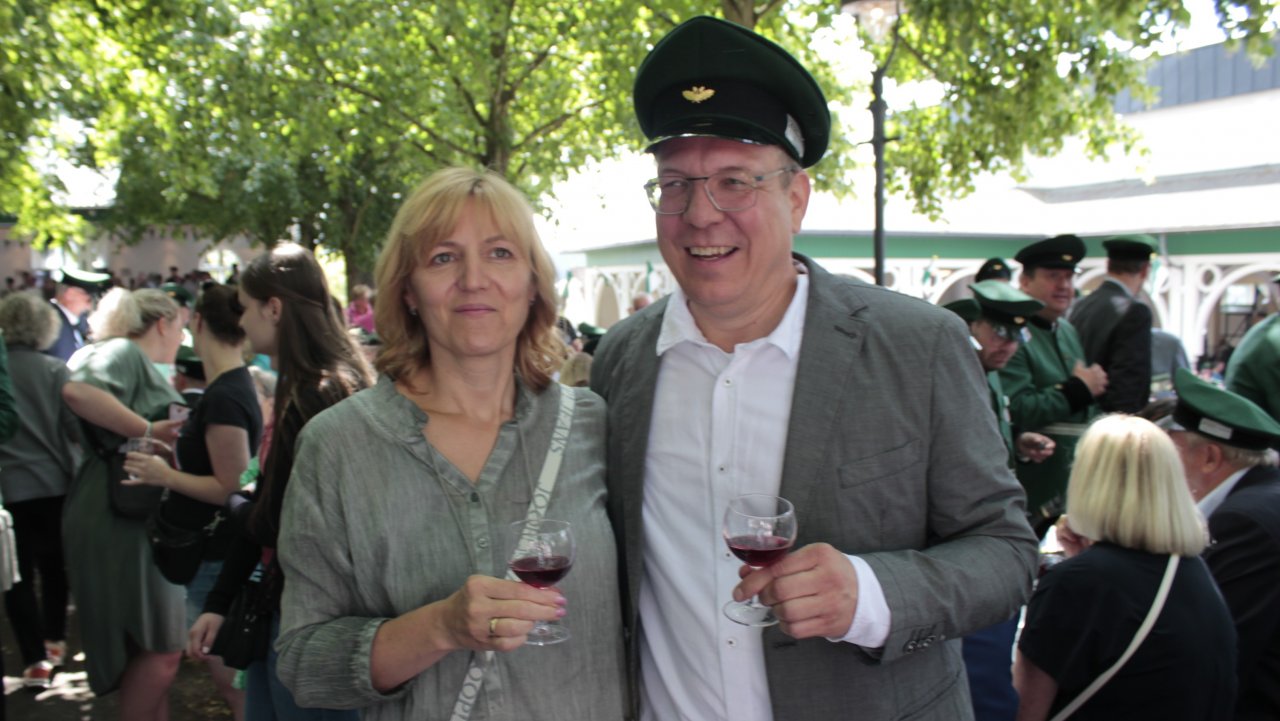 Der neue König Christian Hunold und seine Frau Kirsten an den Rotweintischen. von Wolfgang Schneider