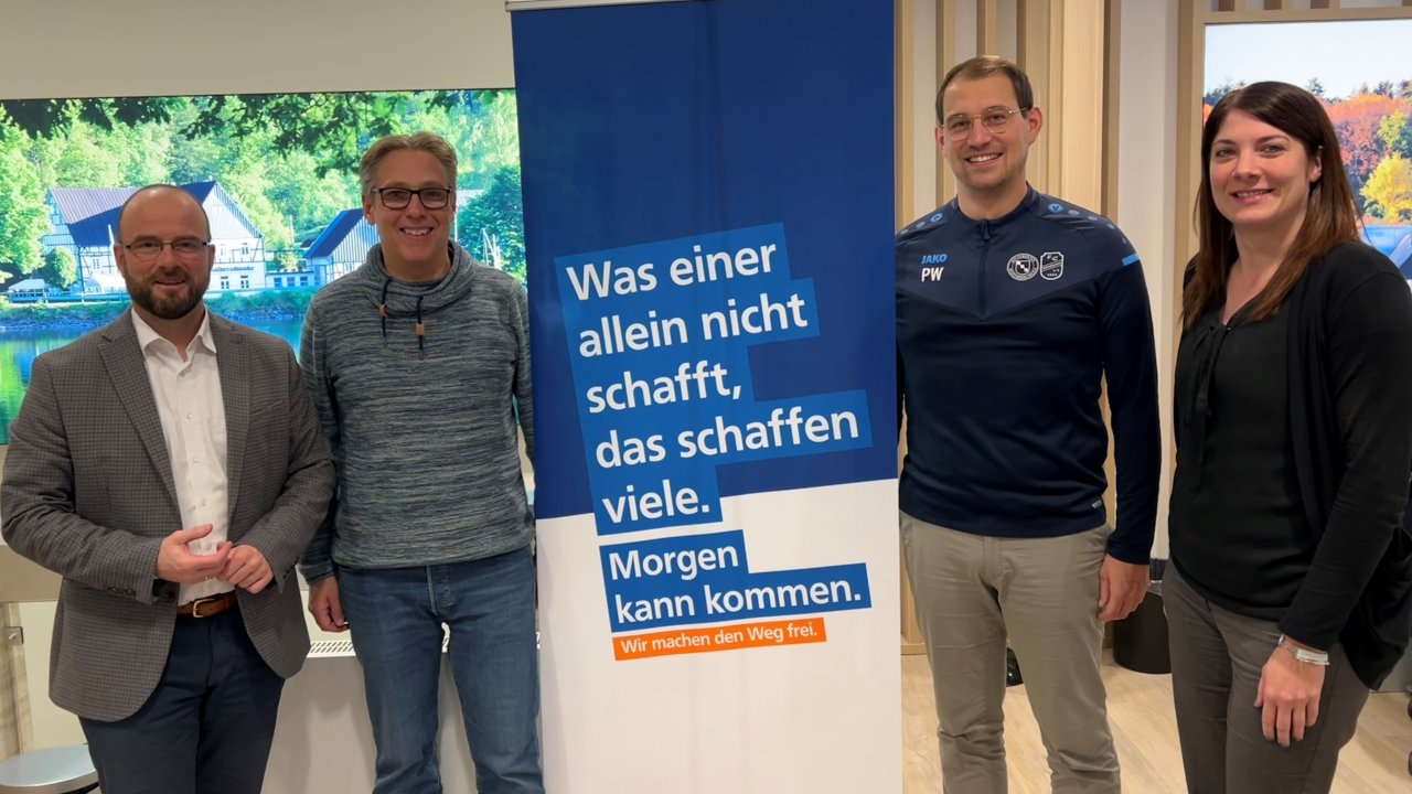 Peter Huckestein (Volksbank), Thorsten Stahl (Stadtsportverband), Philipp Waitek (Hützemerter SV) und Glücksfee Britta Sperling (von links). von privat