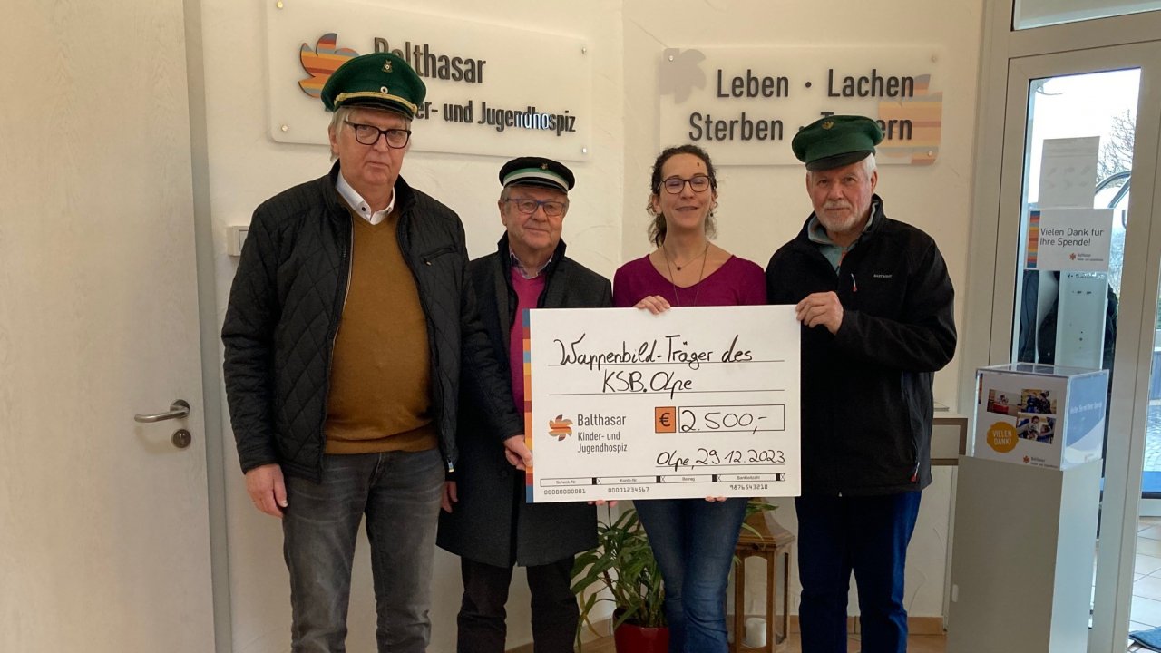 Georg Schulte, Peter Allebrodt und Winfried Stupperich (v.l.) überreichen Rebecca Kranz den symbolischen Spendenscheck. von privat