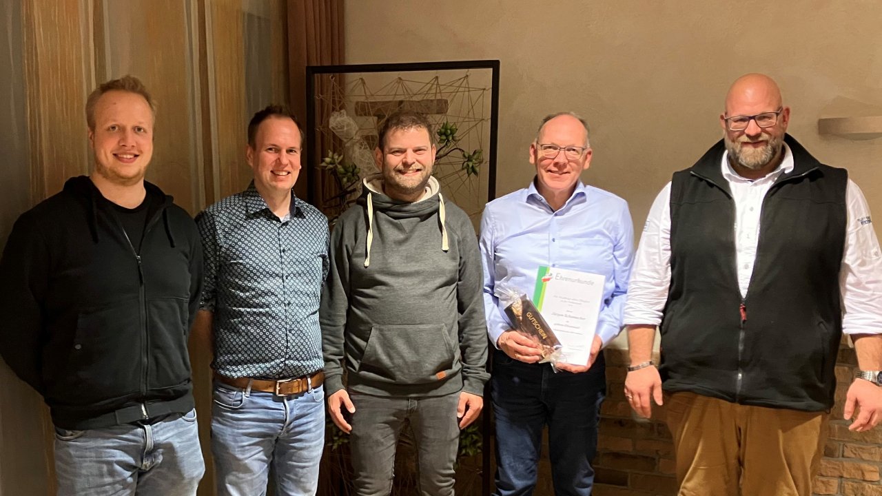 Veränderungen im Vorstand des Musikvereins Langenei: (v.l.) Schriftführer Valentin Hechmann, Vorsitzender Management Tim Kirchhoff, der neue Vorsitzende Marketing Tobias Kramer, Jubilar Jürgen Schumacher und Stephan Tigges. von privat