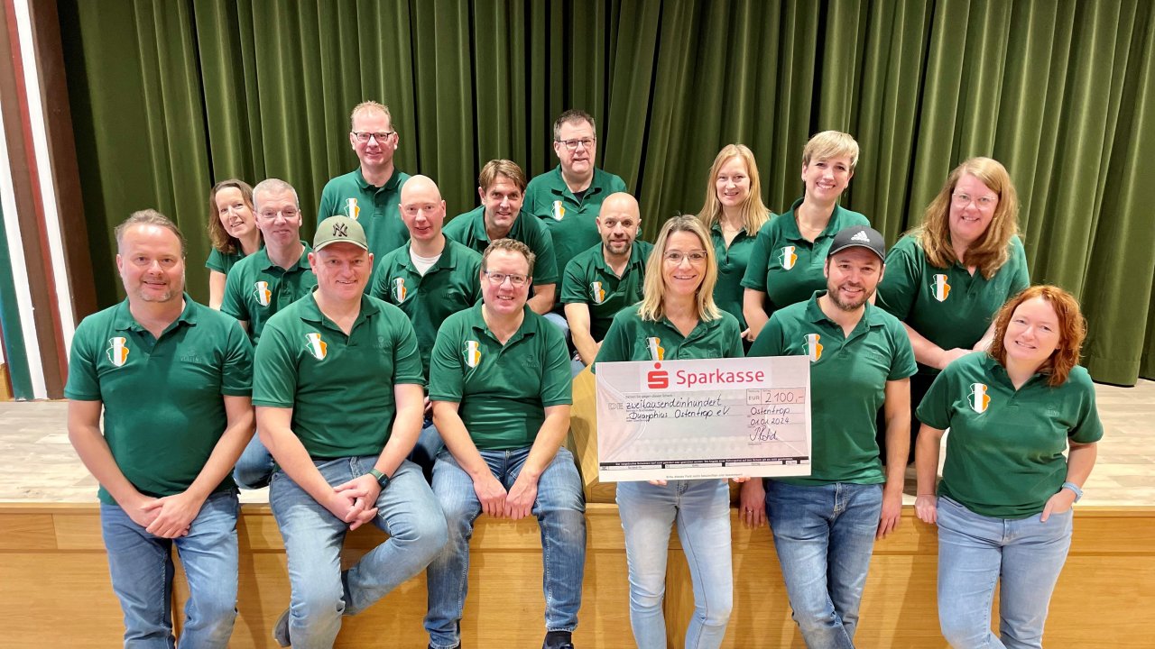 Das Orgateam der Irish Night überreichte einen Scheck in Höhe von 2.100 Euro an den Duarphius-Verein Ostentrop. von privat