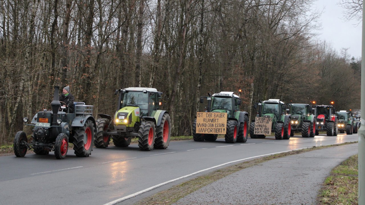 Mit mindestens 200 Traktoren und Lastwagen machten sich Landwirte und Vertreter anderer Branchen am 29. Dezember auf den Weg von Hünsborn nach Siegen. von Lorena Klein