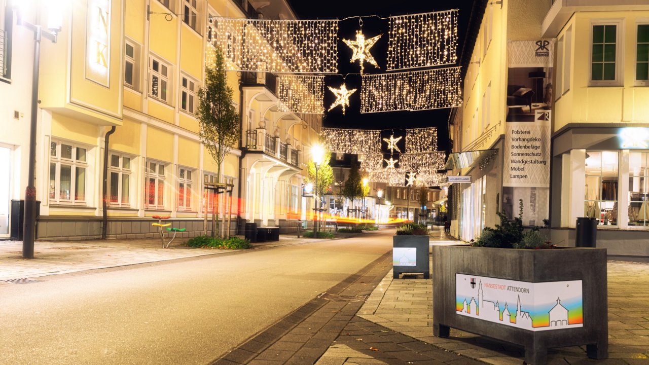In der Hansestadt Attendorn wird die Weihnachtsbeleuchtung abgehängt. von Artwork Hövelmann