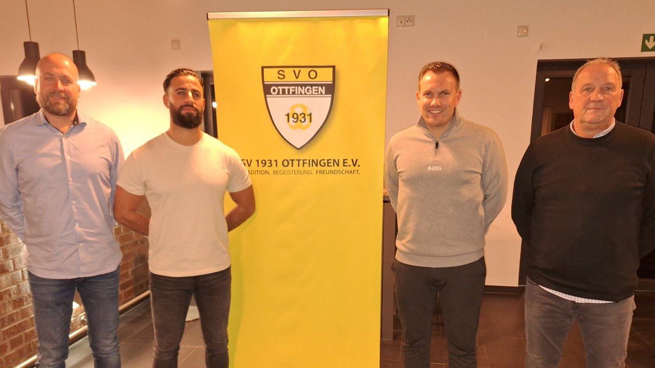 Bei der Vorstellung (von links): Pierre Schürholz (Ressortleiter Spielbetrieb SVO), Mirkan Kasikci, Steffen Scheppe und Uwe Kipping (sportlicher Leiter SVO). von privat