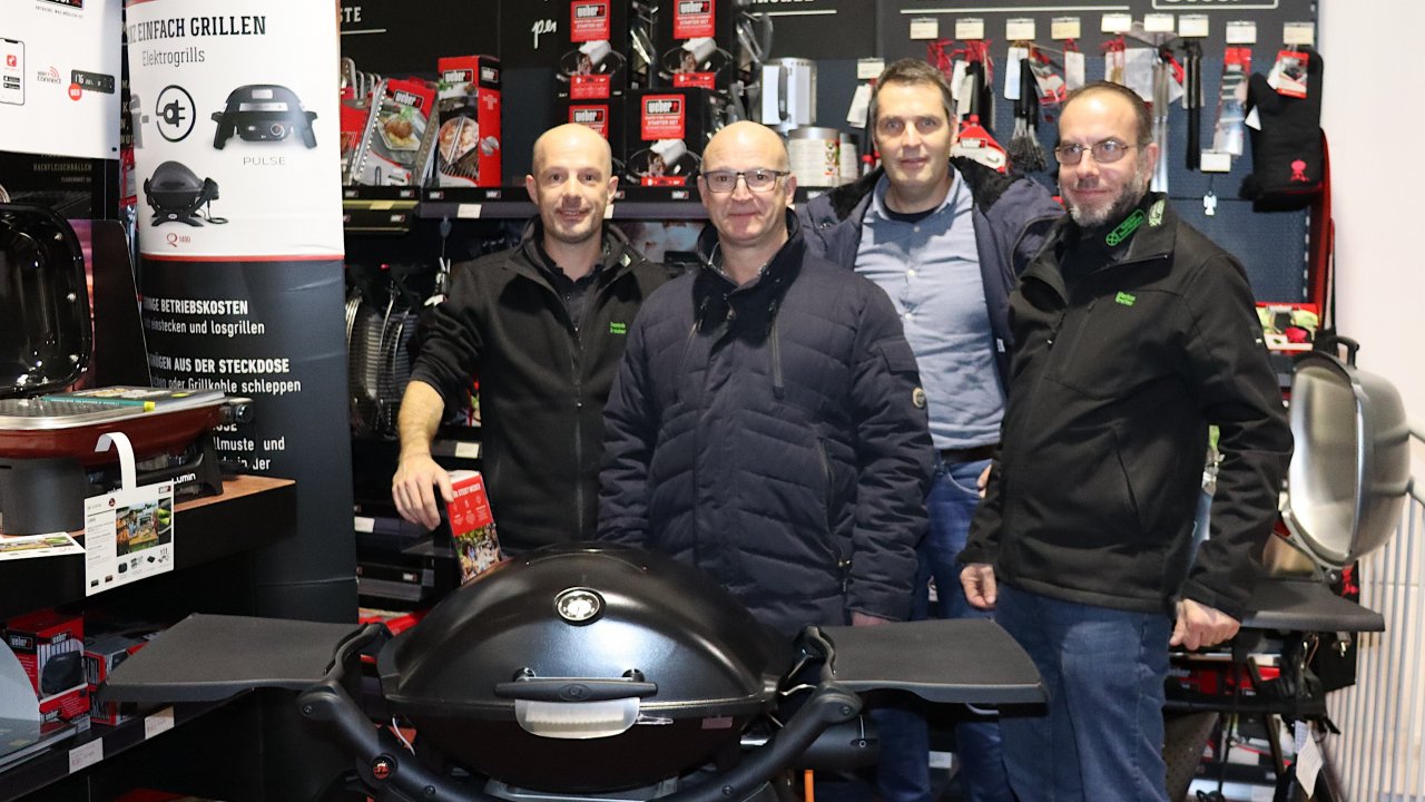 Bei der Gewinnübergabe (von links): Grill-Fachberater Dominik Bröcher, Gewinner Jürgen Zaziemblowski, LP-Geschäftsführer Christof Sieler und Markus Greiten von der Raiffeisen Sauer-Siegerland. von Mona Pospischil