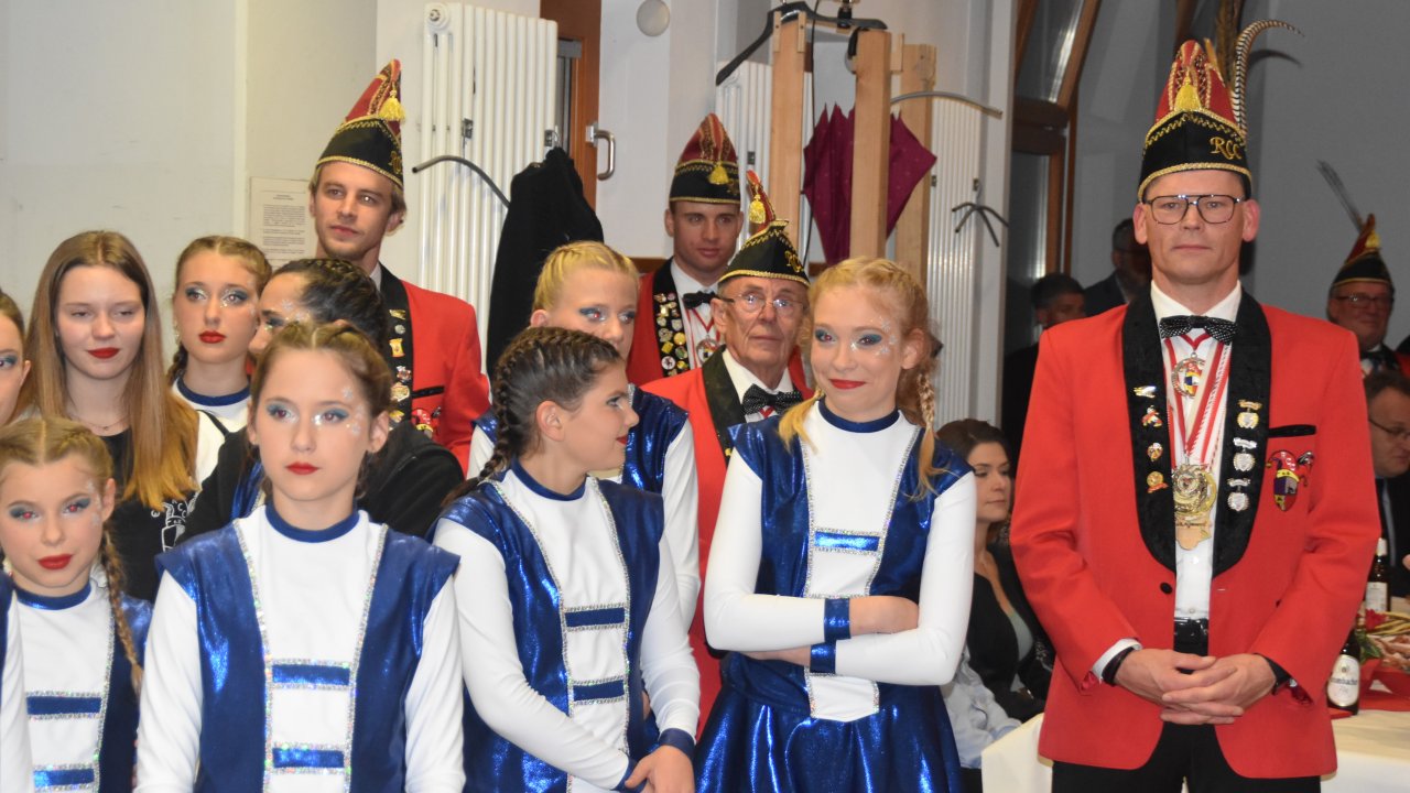 Die Blauen Funken, hier mit Präsident Mark Leine (r.) sind eine feste Größe im Rhoder Karneval. von Nicole Voss